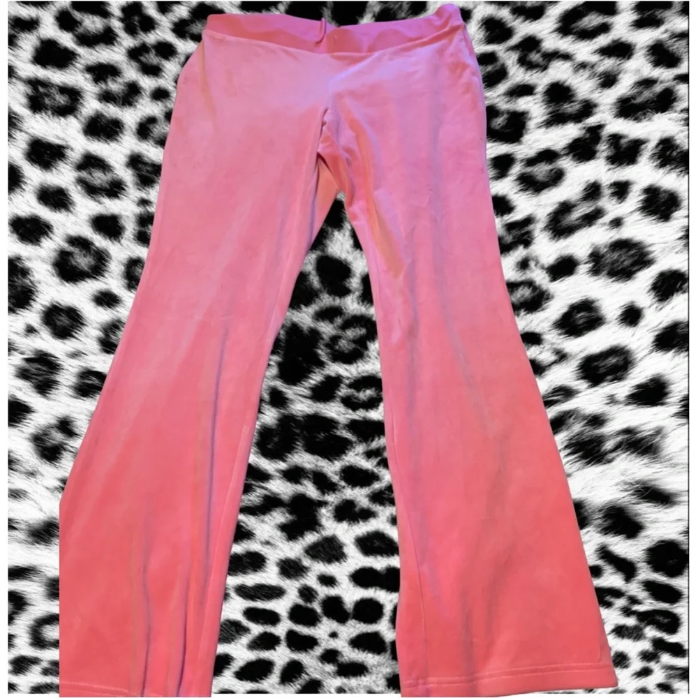 Size XL
Juciy couture velvet joggers
They fit like a large
Wore once :) - Picture 2 of 2